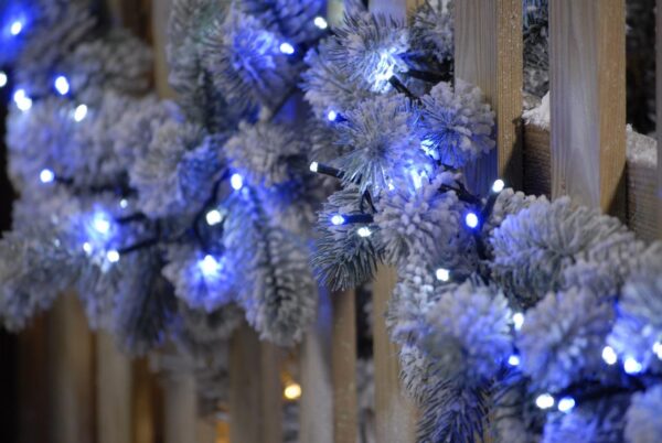 600 Flame Effect LED Firefly Lights Artic White/Blue Festive